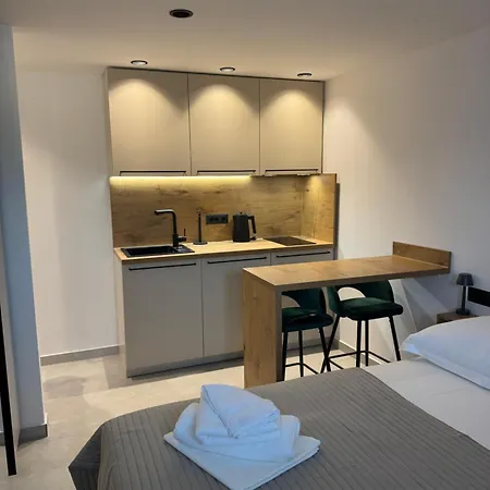 Artemis Poolhouse Apartamento